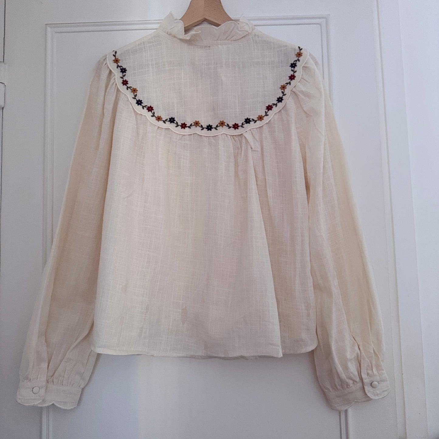 Chemise beige col à volant fleurie - It hippie