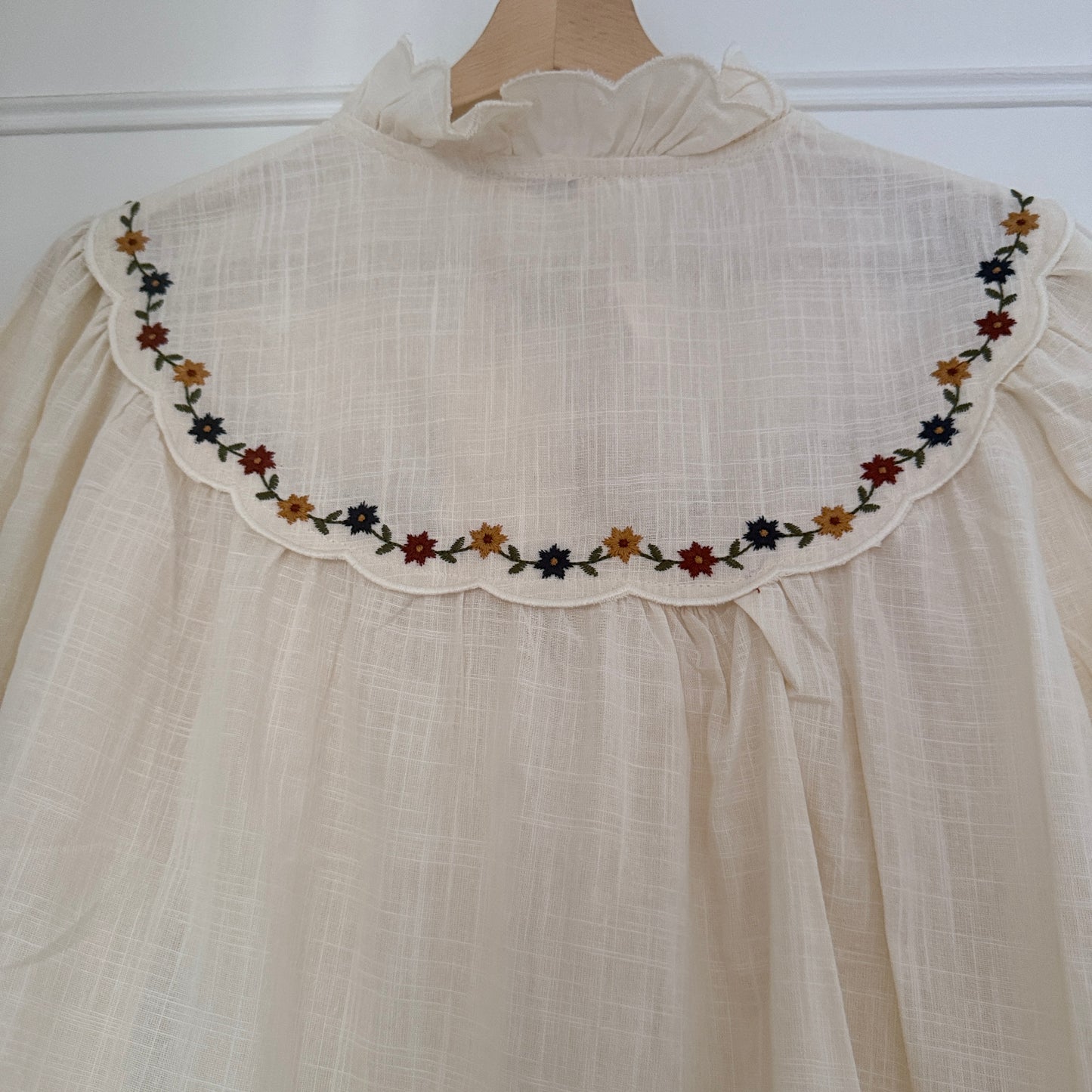 Chemise beige col à volant fleurie - It hippie