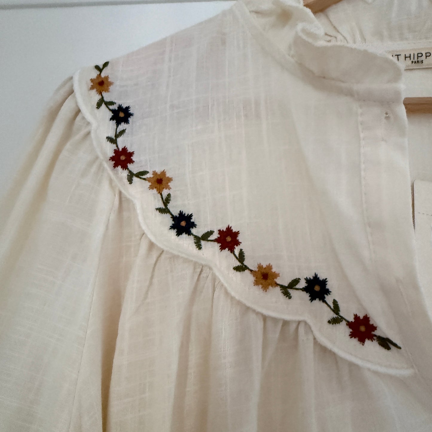 Chemise beige col à volant fleurie - It hippie