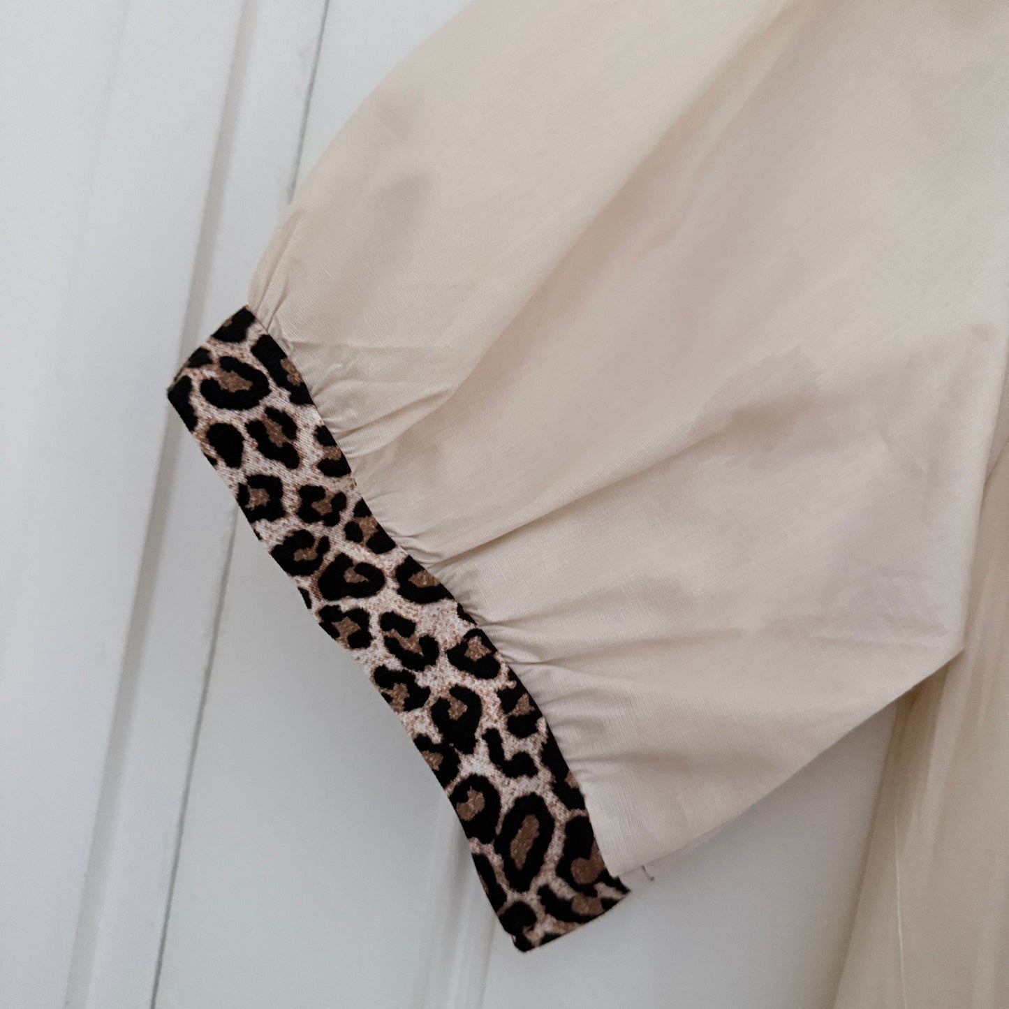 Blouse col V beige et léopard en coton LOUNAE