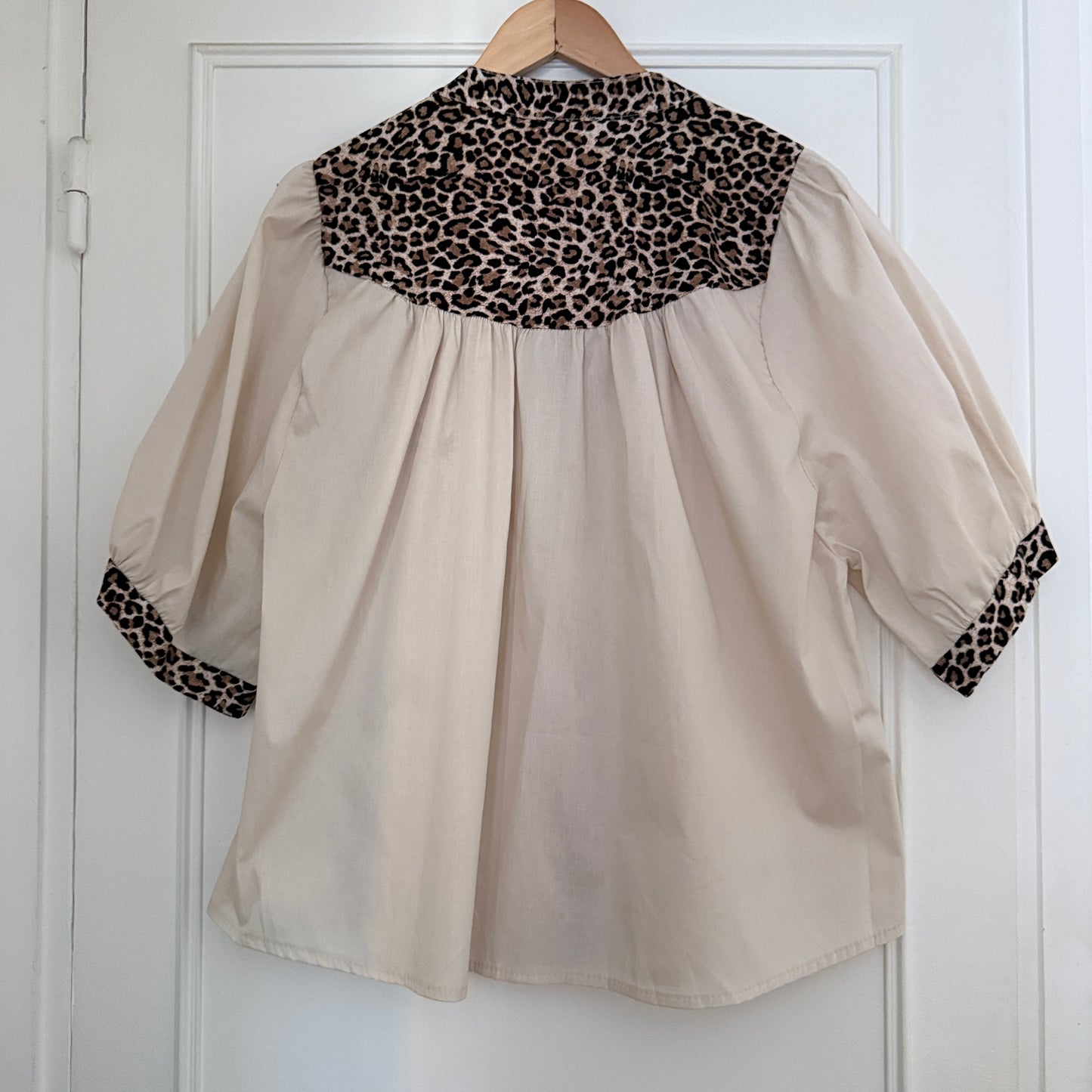Blouse col V beige et léopard en coton LOUNAE