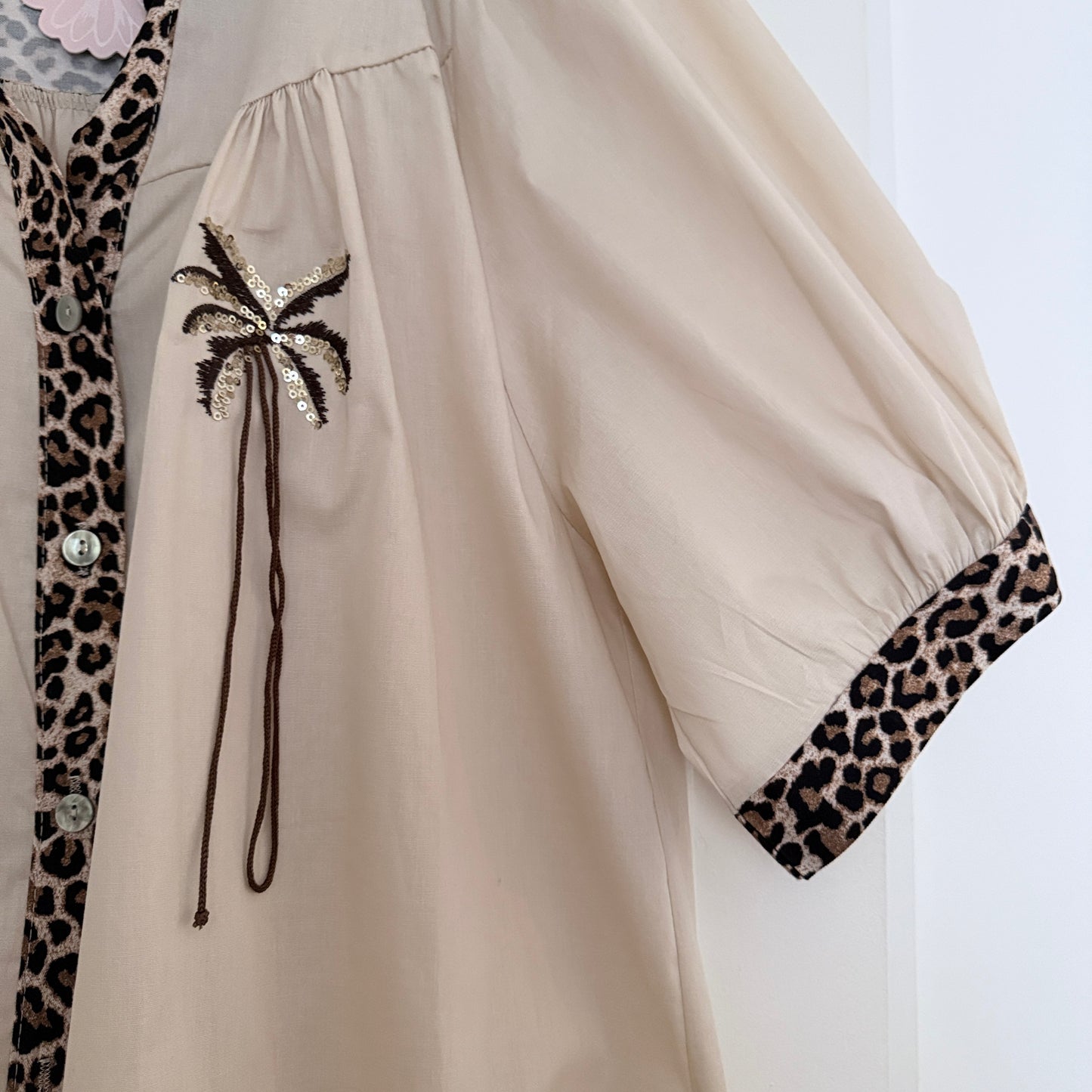 Blouse col V beige et léopard en coton LOUNAE