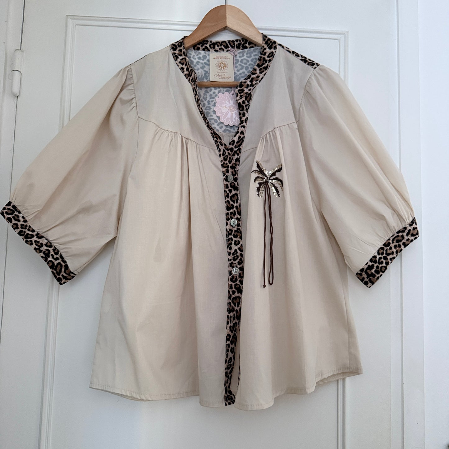 Blouse col V beige et léopard en coton LOUNAE