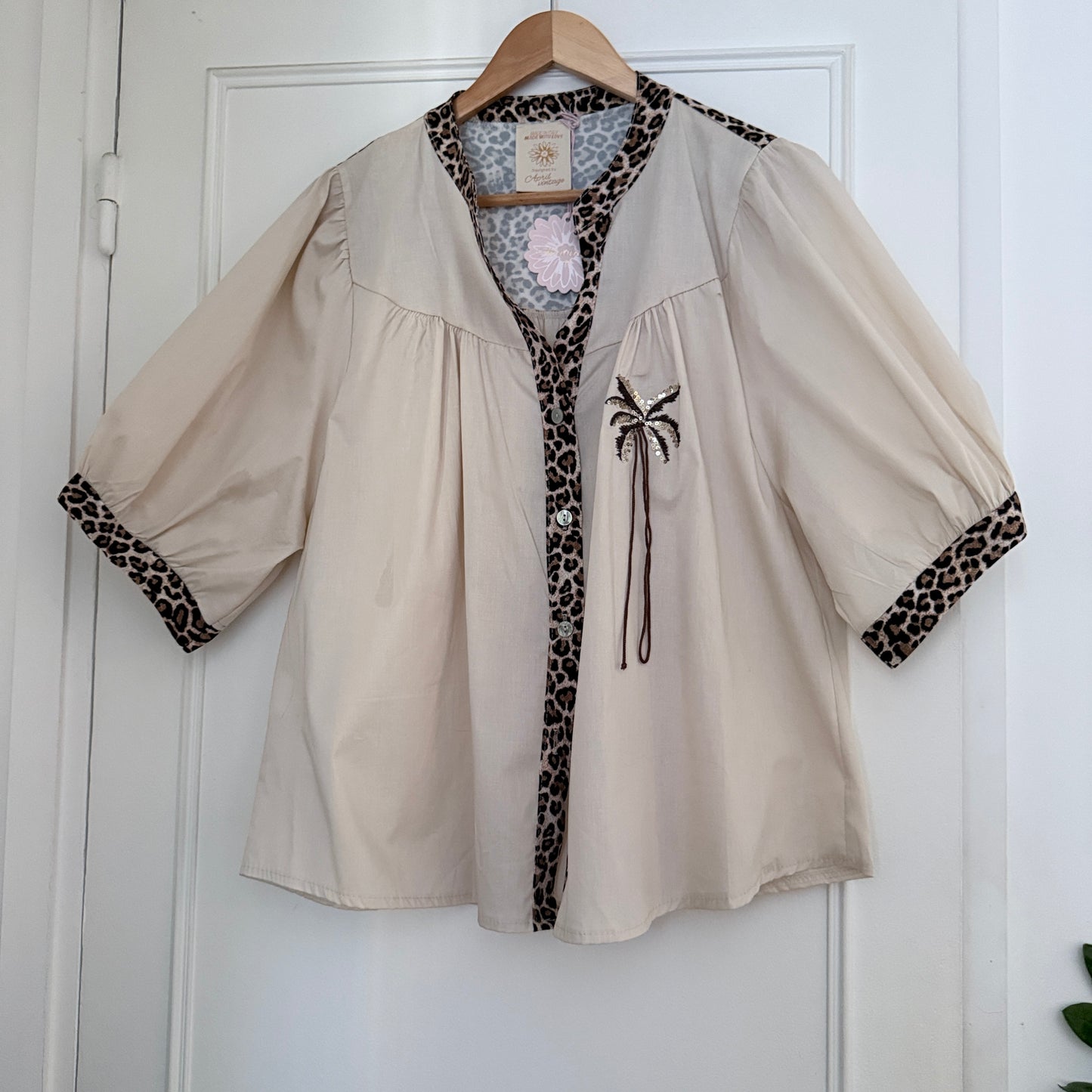 Blouse col V beige et léopard en coton LOUNAE