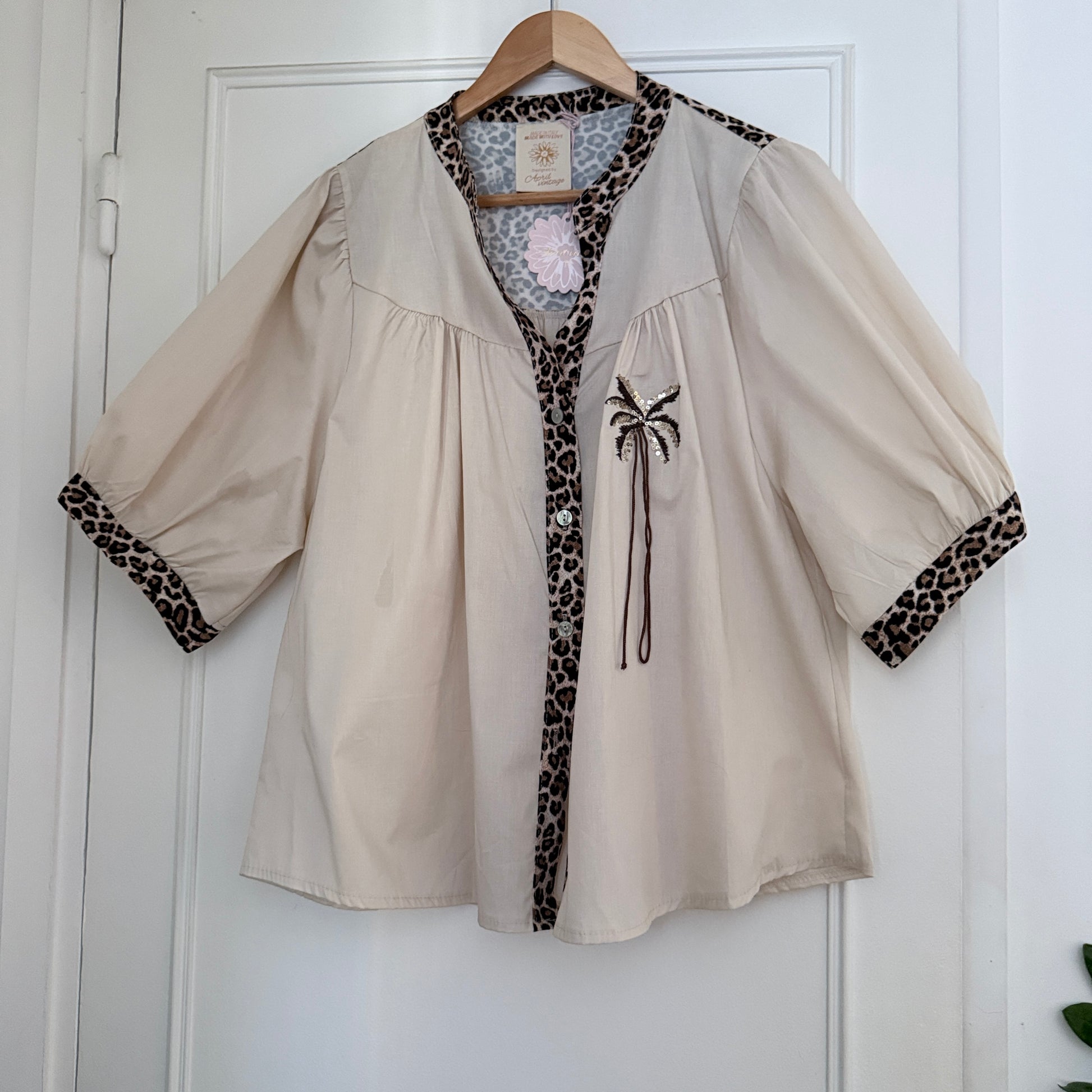 Blouse col V beige et léopard en coton LOUNAE