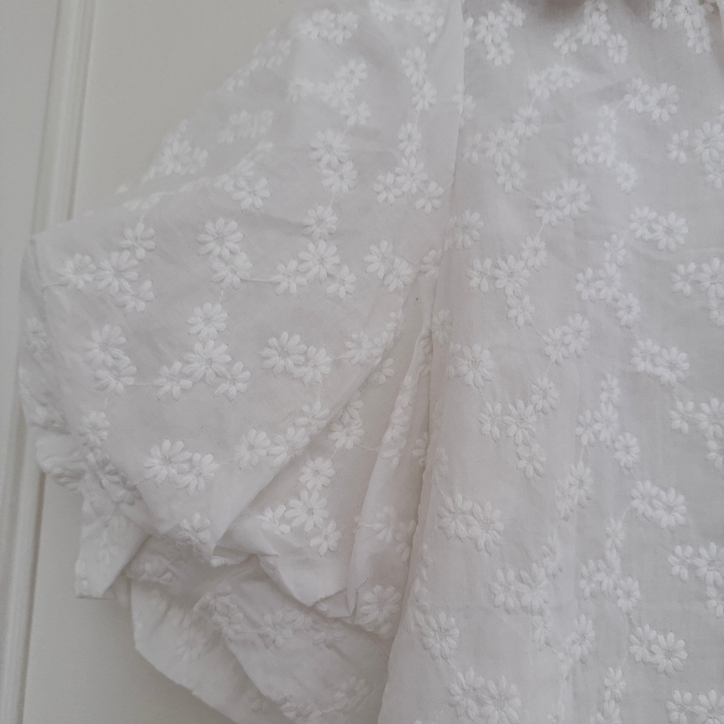 Chemise blanche brodée manches ballon