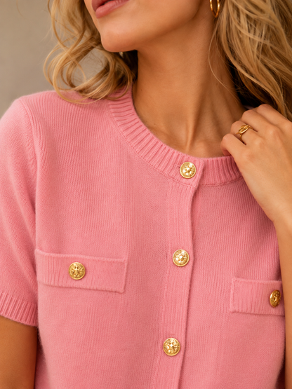 Cardigan court rose en maille fine, poches poitrine décoratives LOUNAE