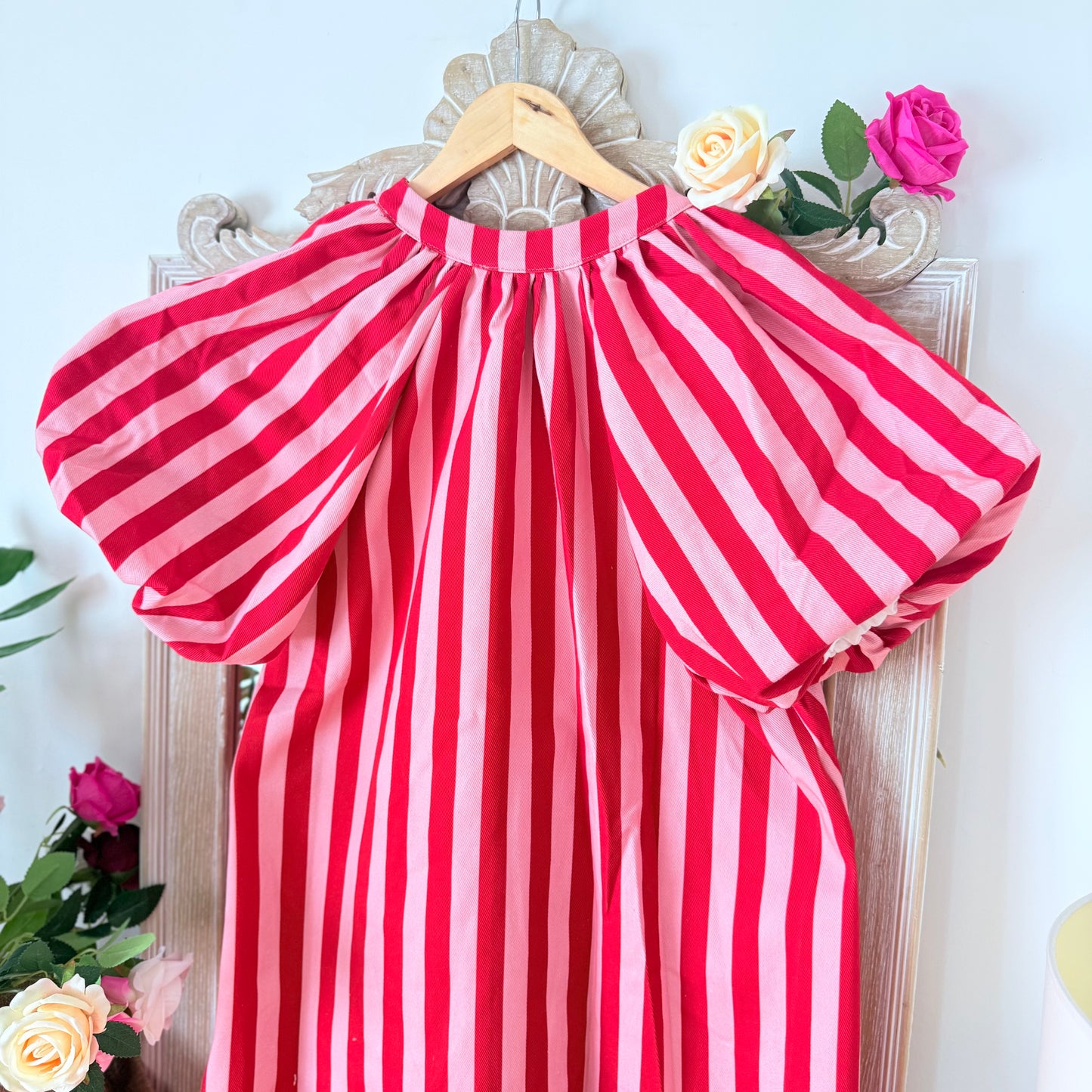 Rosa und rotes Kleid mit Ballonärmeln - Pohême