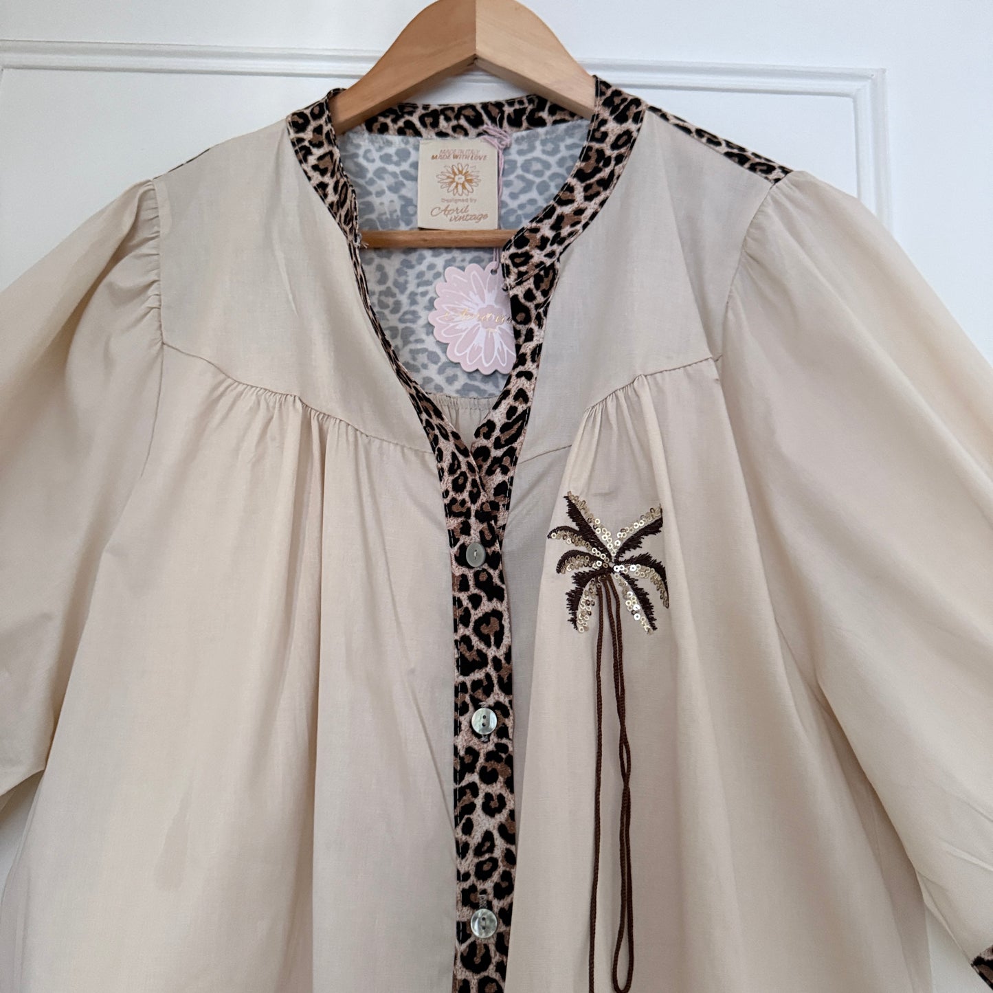 Blouse col V beige et léopard en coton LOUNAE