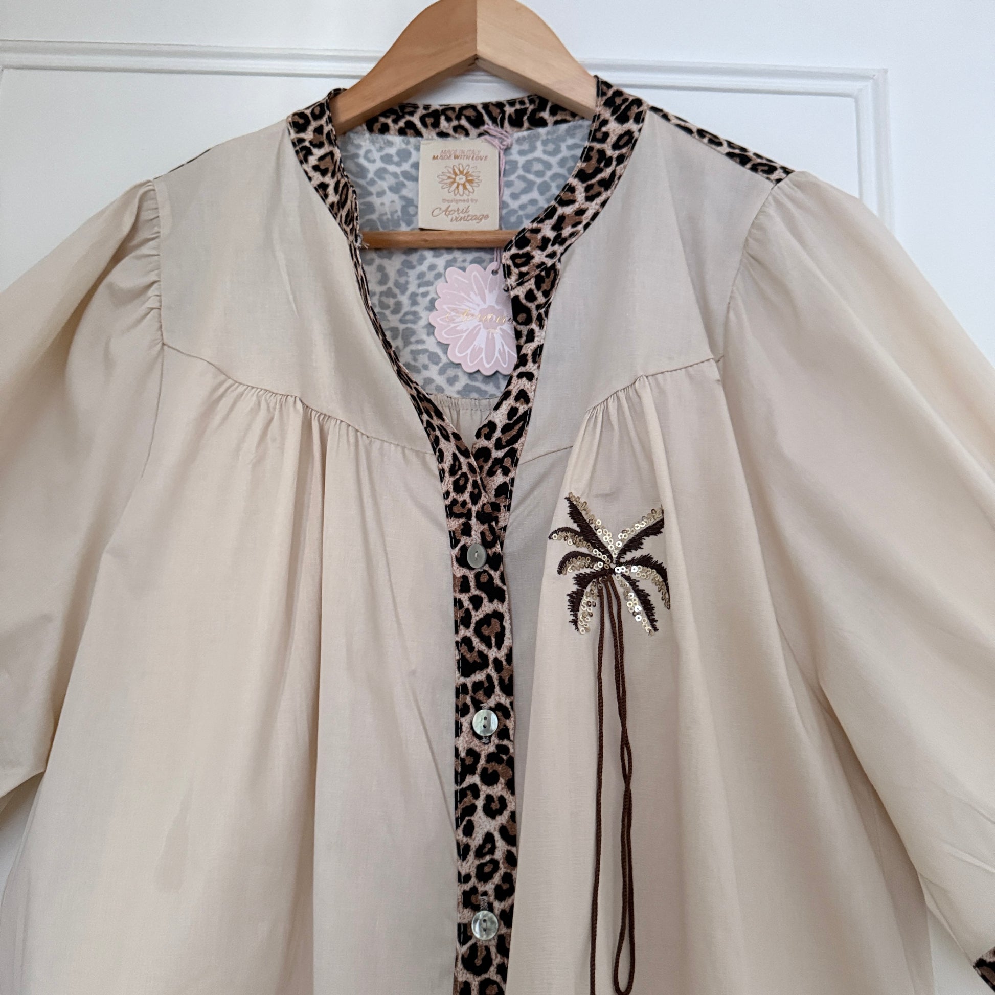 Blouse col V beige et léopard en coton LOUNAE