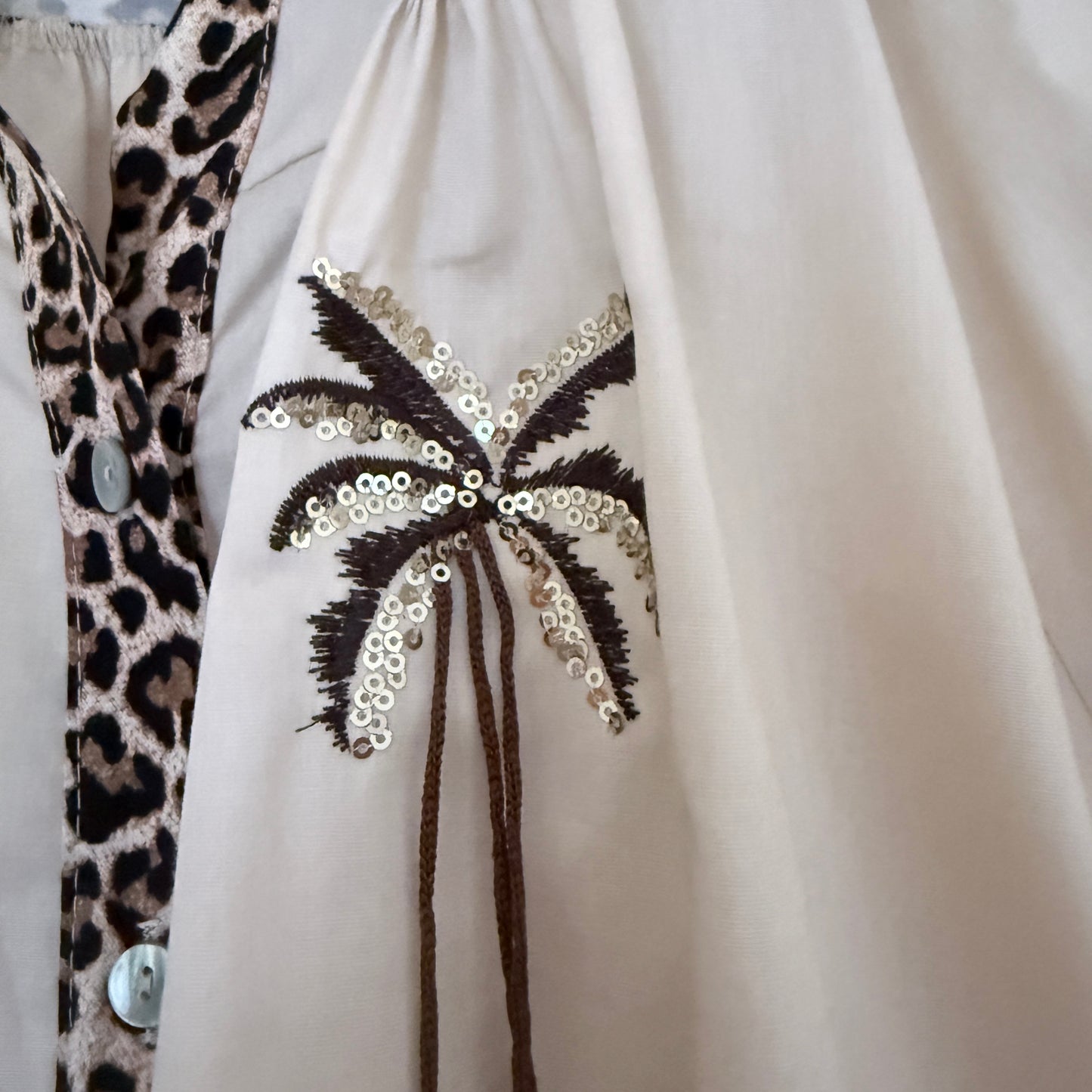 Blouse col V beige et léopard en coton LOUNAE