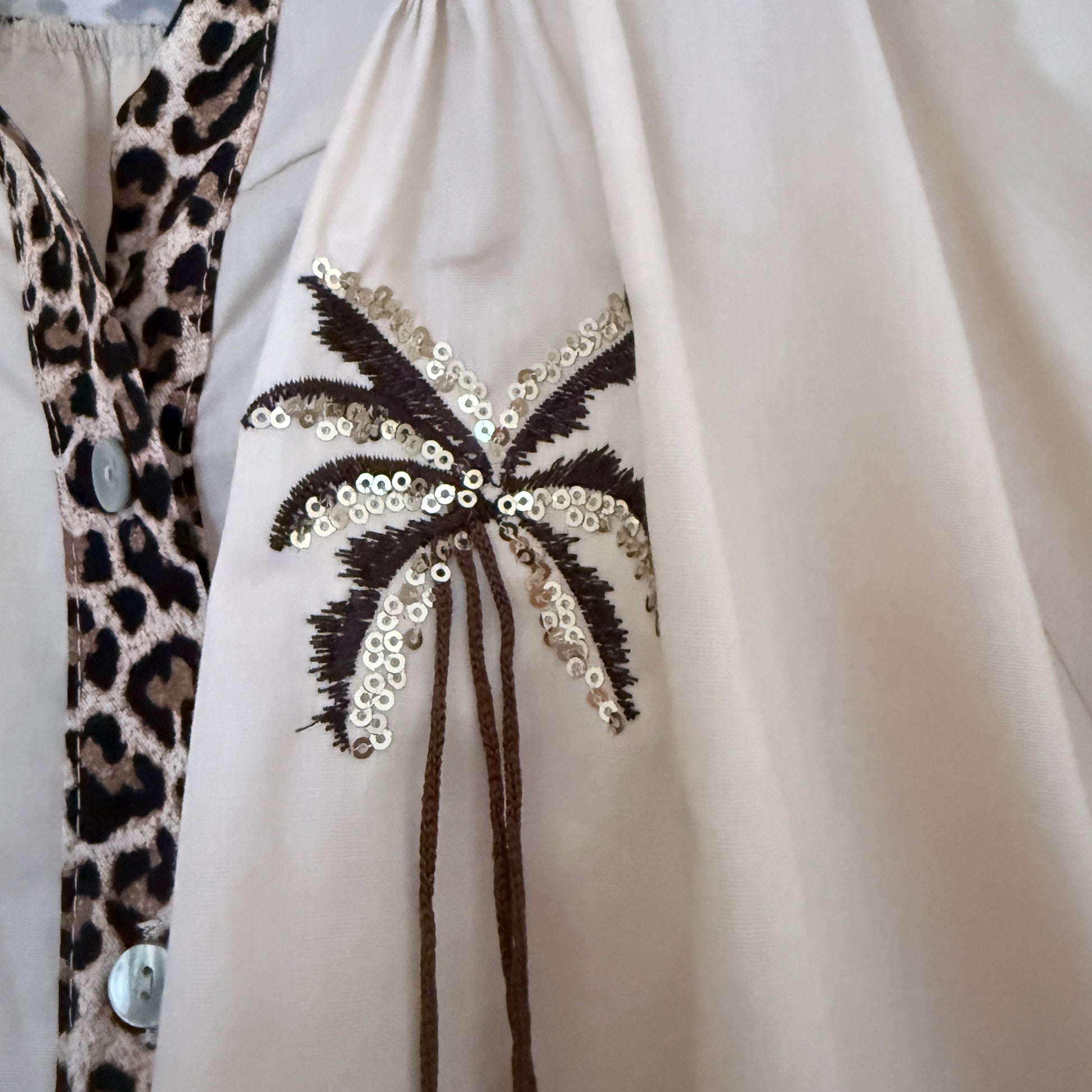Blouse col V beige et léopard en coton LOUNAE