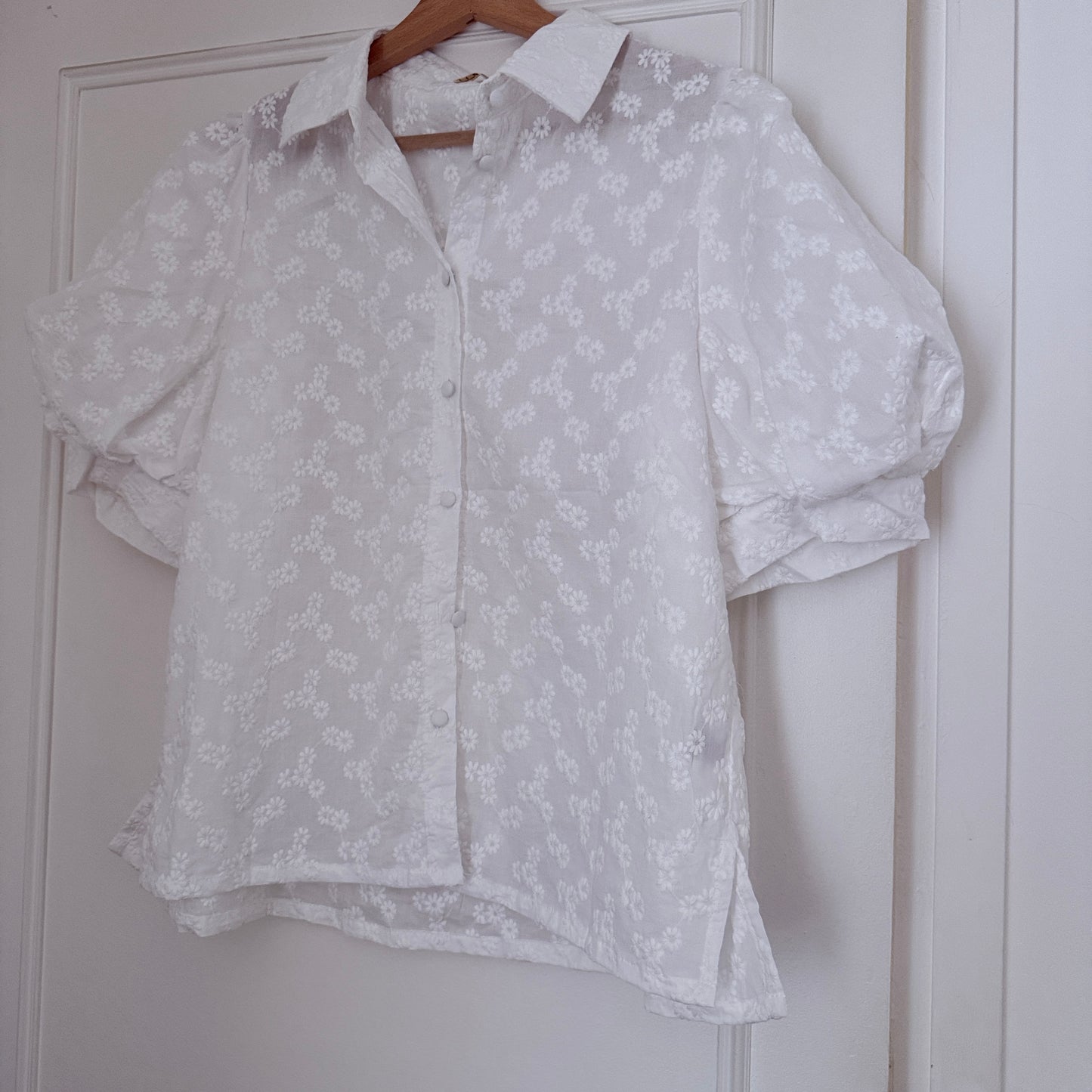 Chemise blanche brodée manches ballon