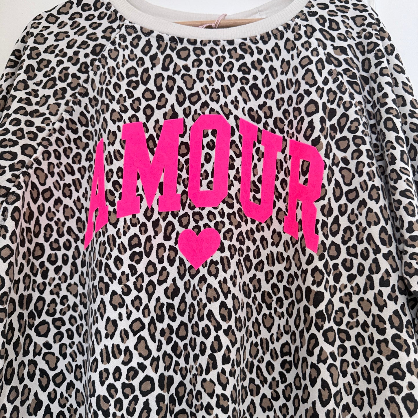 Sweat beige léopard manches trois quarts logo amour taille unique LOUNAE