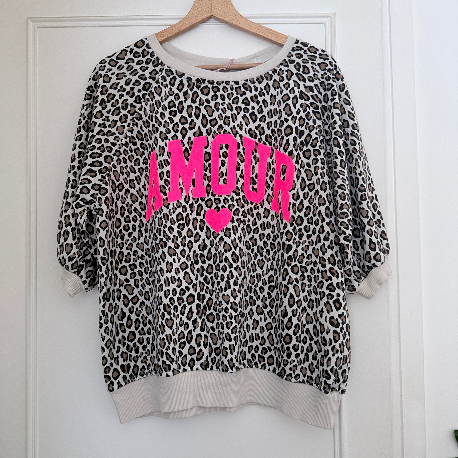 Sweat beige léopard manches trois quarts logo amour taille unique LOUNAE