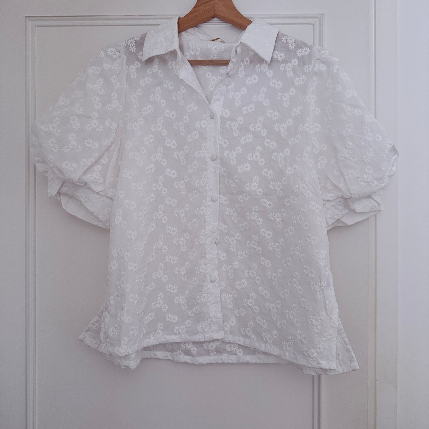 Chemise blanche brodée manches ballon