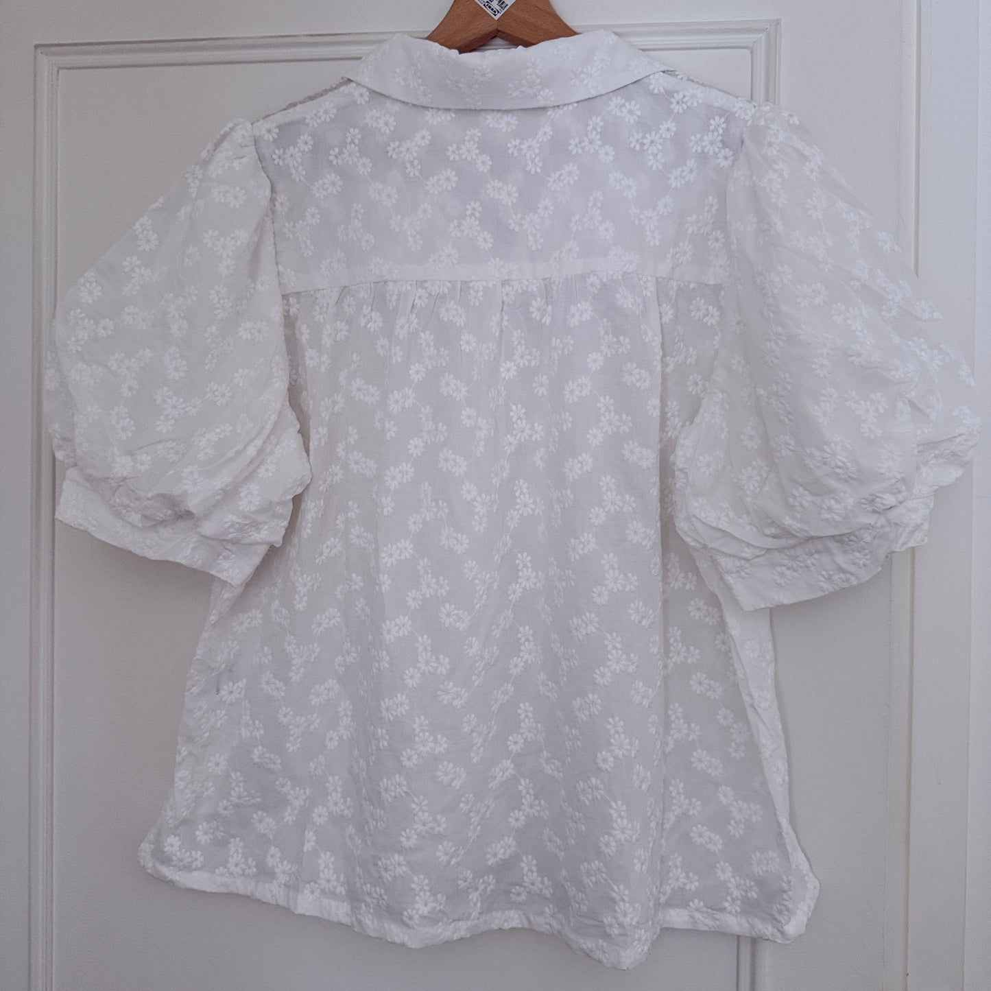 Chemise blanche brodée manches ballon