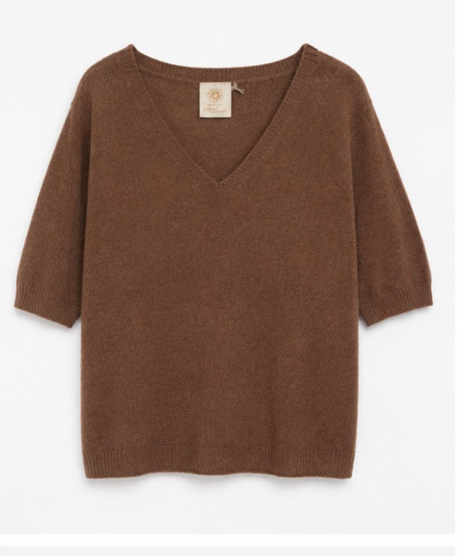 Pull col V camel LOUNAE, tissu en maille fine