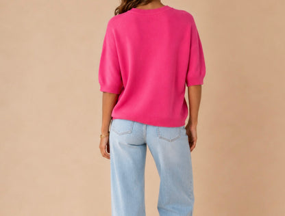 Détail du col rond du pull rose manches courtes LOUNAE