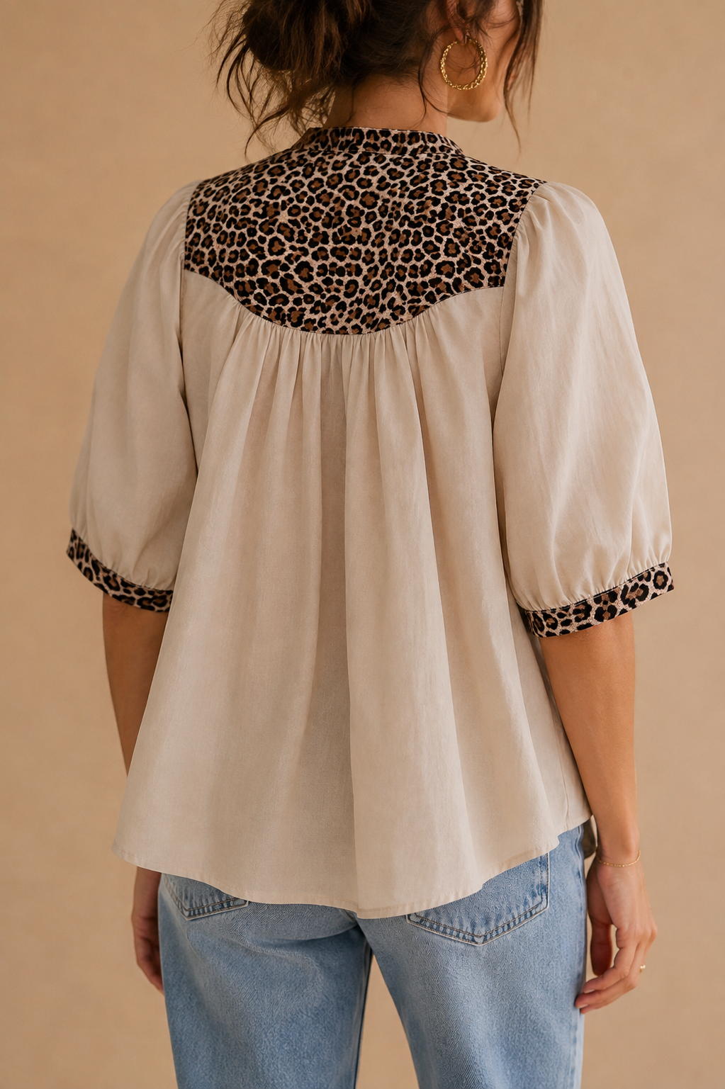 Blouse col V beige et léopard en coton LOUNAE