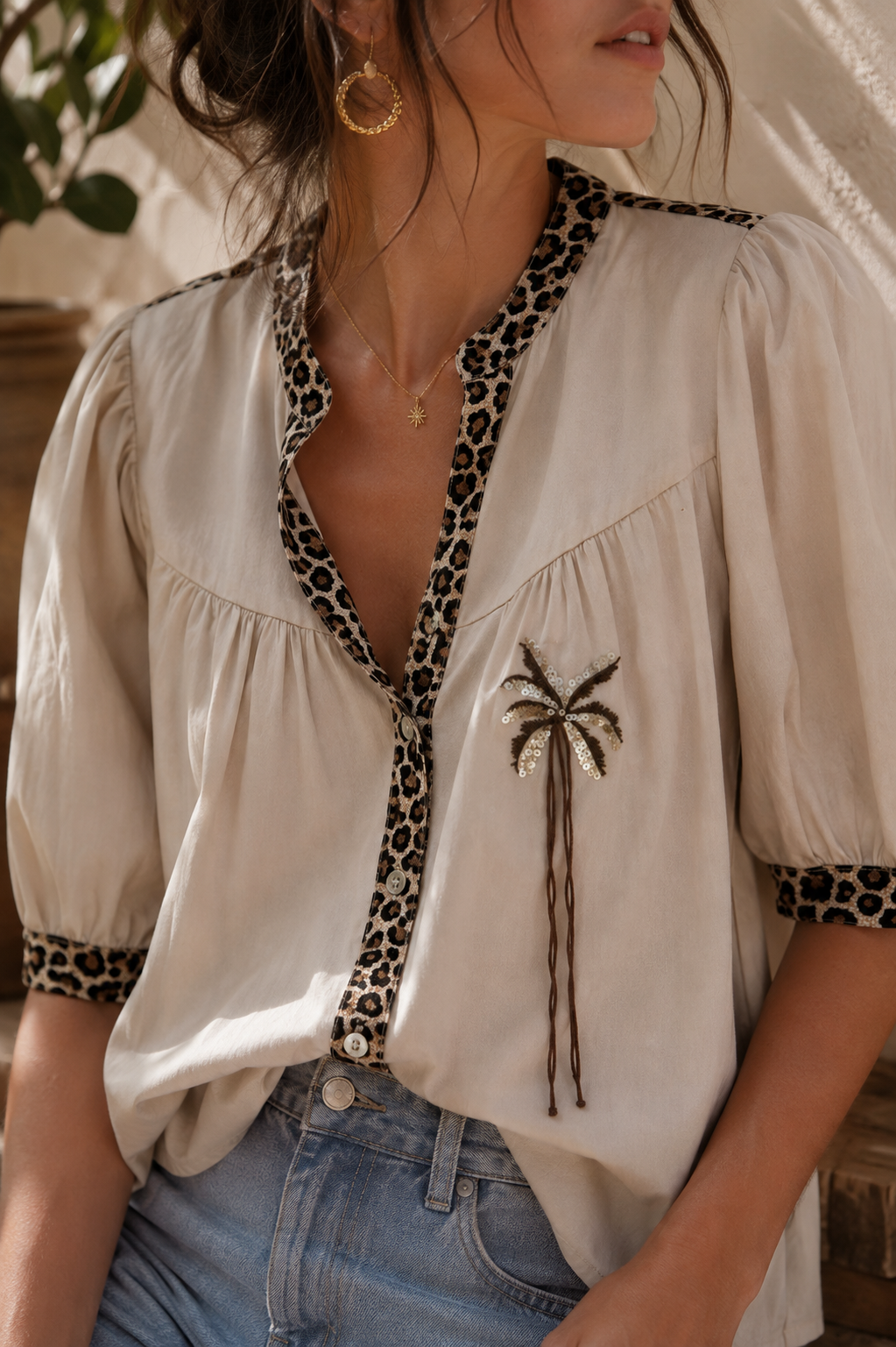 Blouse col V beige et léopard en coton LOUNAE